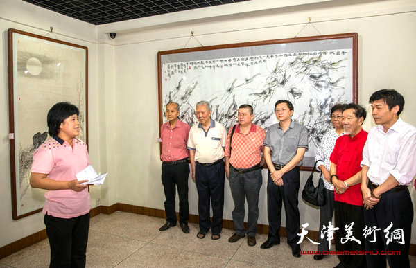 两岸四地中国书画展在潮州丹木美术馆开幕，图为潮州市丹木文化传播公司林小洁致辞。