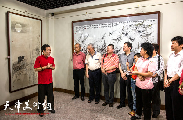 两岸四地中国书画展在潮州丹木美术馆开幕，图为香港德園艺术馆馆长林绵凯致辞。