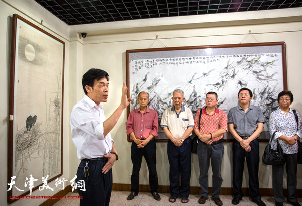 两岸四地中国书画展在潮州丹木美术馆开幕，图为漳州市美术馆馆长林维平致辞。