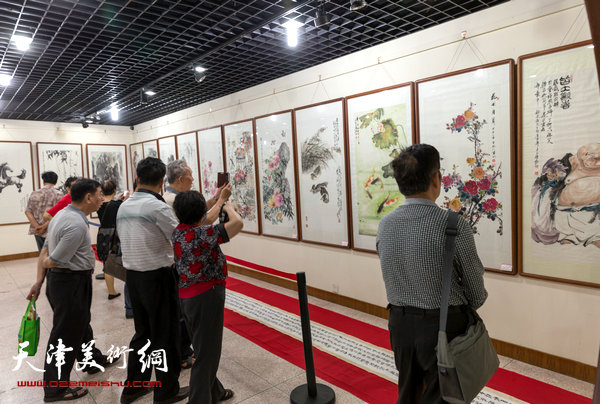 两岸四地中国书画展在潮州丹木美术馆开幕，图为展览现场。