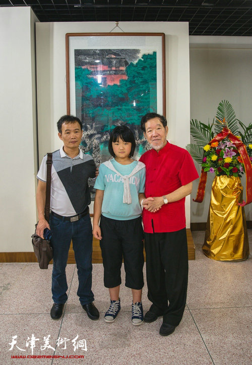 两岸四地中国书画展在潮州丹木美术馆开幕，图为香港德園艺术馆馆长林绵凯先生与嘉宾在展览现场。