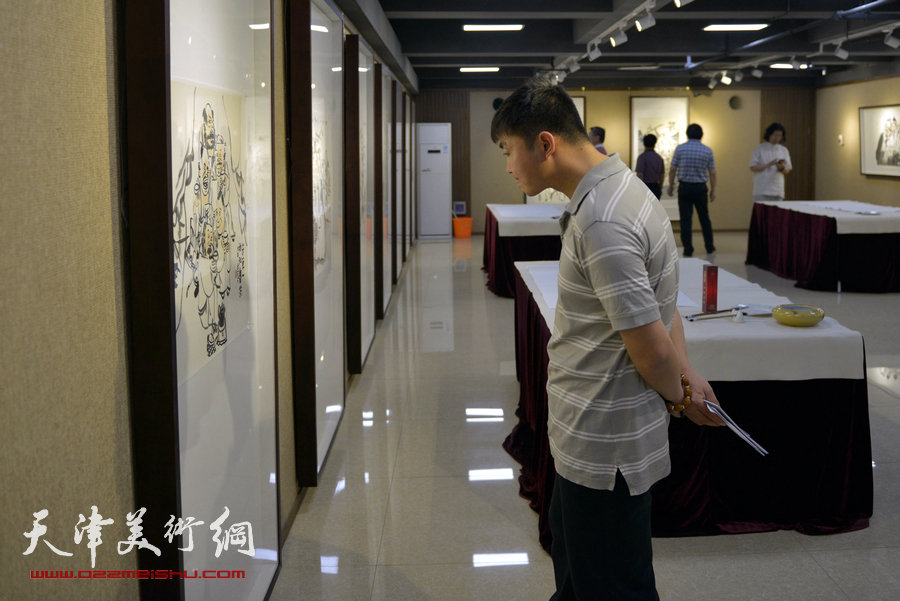 “大道同行·王孟奇、陈琪师生画展”22日开幕。图为画展现场。