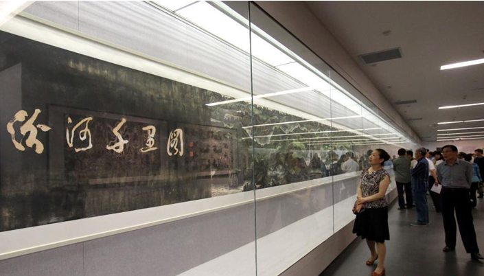 太原市民观看大型版画《汾河千里图》。　