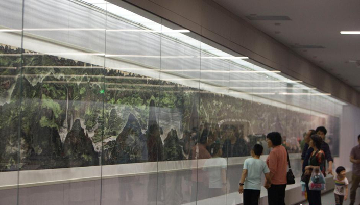 太原市民观看大型版画《汾河千里图》。　