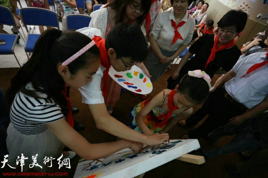 “中国梦”第三届滨海新区少儿美术大赛5月31日启动。图为绘制“中国梦”。