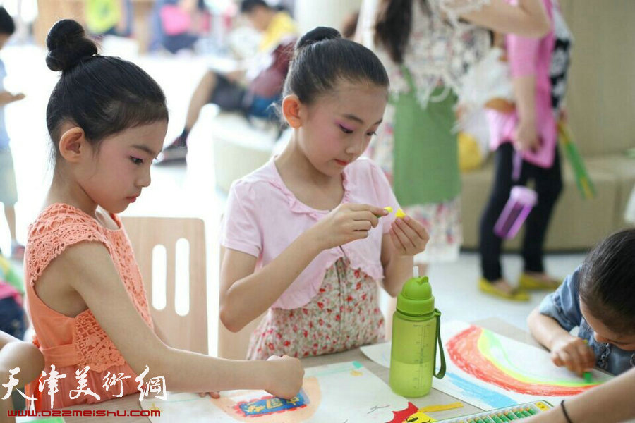 “中国梦”第三届滨海新区少儿美术大赛5月31日启动。图为参赛小朋友。