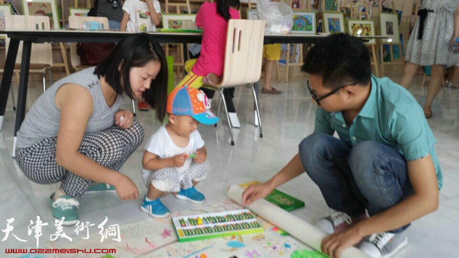 “中国梦”第三届滨海新区少儿美术大赛5月31日启动。图为参赛家庭其乐融融。