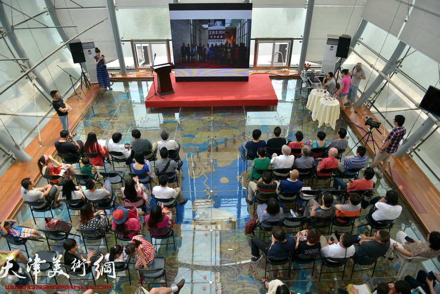 “籍·王利丰纸本作品展”5月31日在梅江国际艺术馆举行，图为开幕式现场。