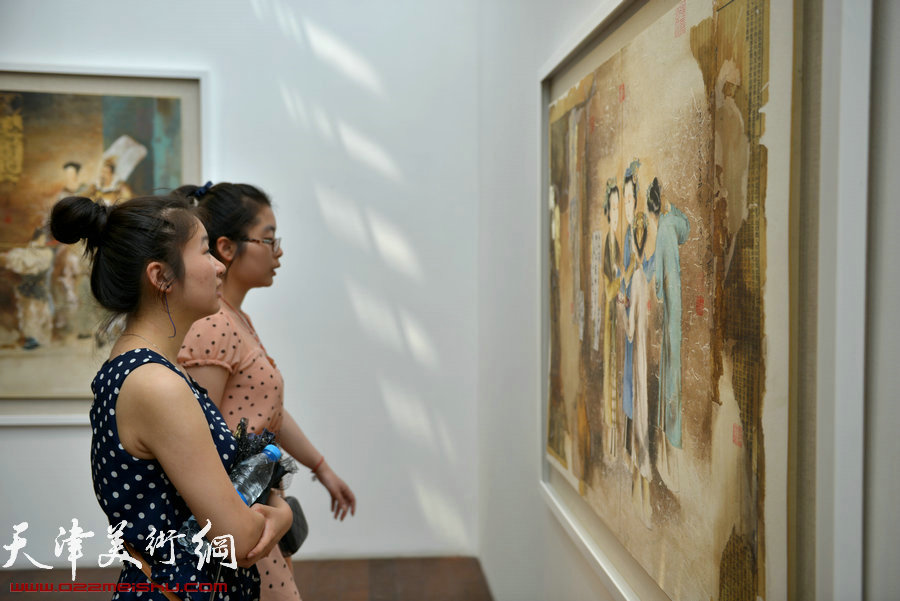 “籍·王利丰纸本作品展”5月31日在梅江国际艺术馆举行，图为画展现场。