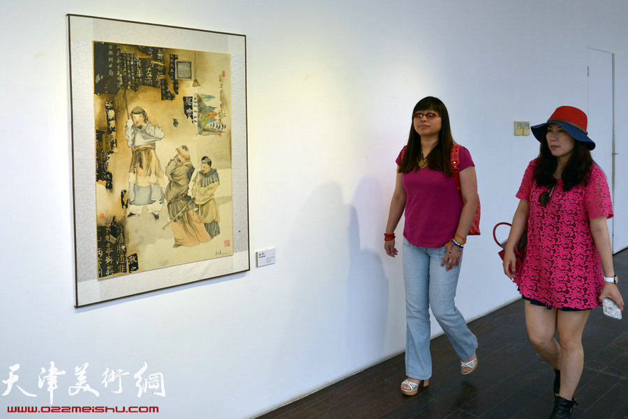 “籍·王利丰纸本作品展”5月31日在梅江国际艺术馆举行，图为画展现场。