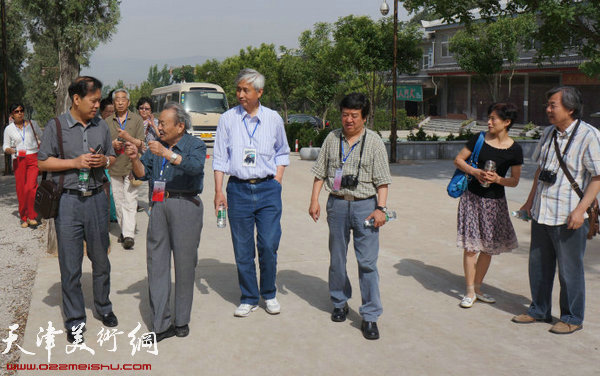 参观天门寺时，吴老向徐庆举讲述有关该寺的传说