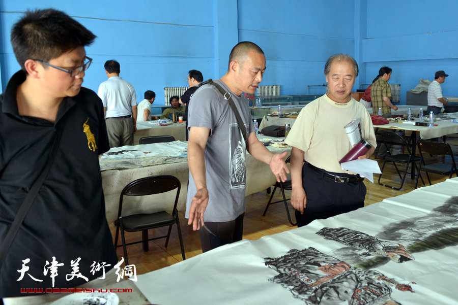 津门三代画家为“巨制经典合作展”创作大型国画现场活动。图为王书平、徐展、李旭飞。
