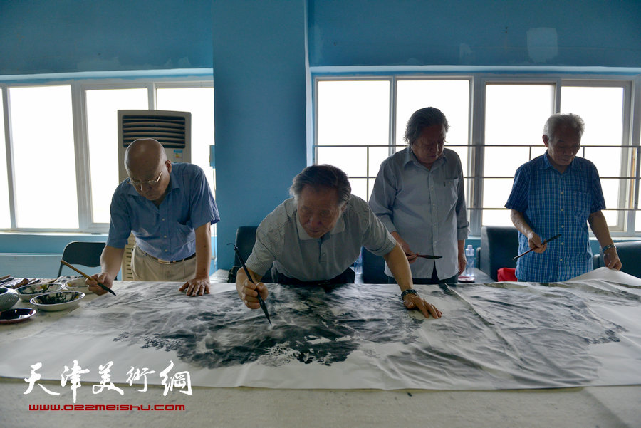 津门三代画家为“巨制经典合作展”创作大型国画现场活动。图为左起：刘凤棋、姬俊尧、陶家元、纪振民。