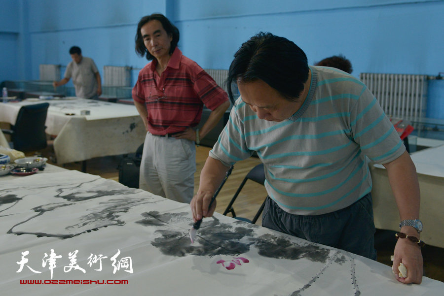 津门三代画家为“巨制经典合作展”创作大型国画现场活动。图为纪荣耀、卢津艺。