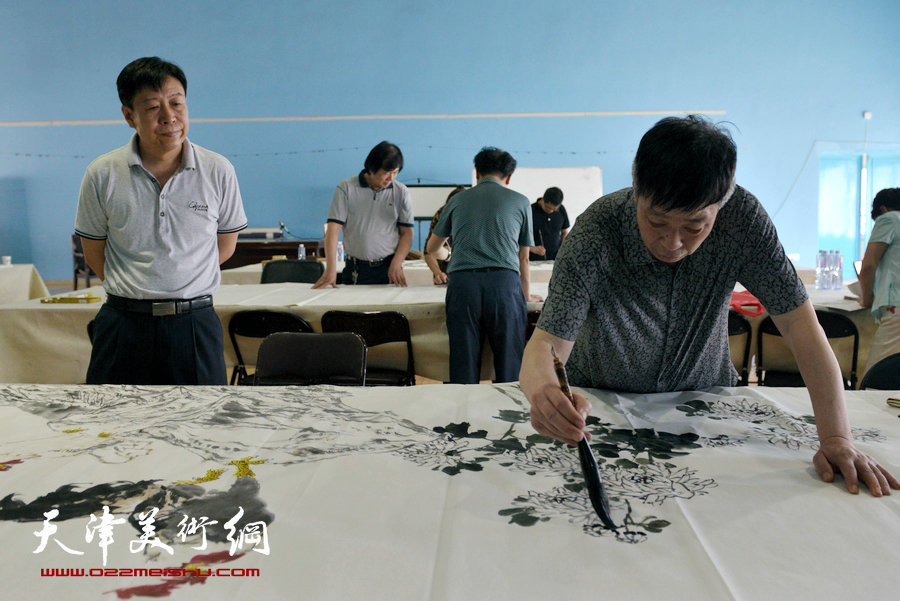 津门三代画家为“巨制经典合作展”创作大型国画现场活动。图为张遮丰、李增亭。