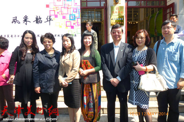 画家庄雪阳、黄雅丽、副院长刘鏹（右）与嘉宾合影