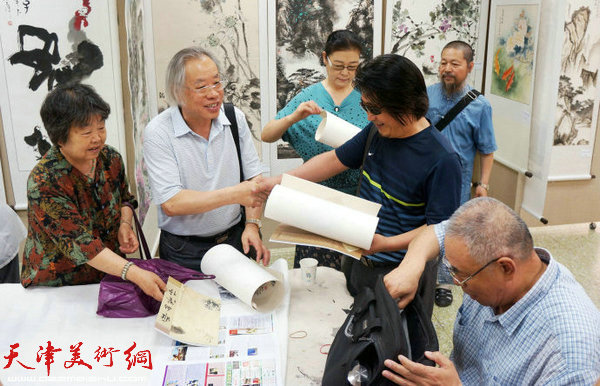 百中国画院的画家们在交流