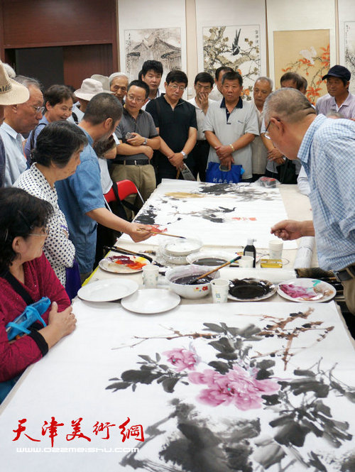 画家现场作画，吸引了众多观众