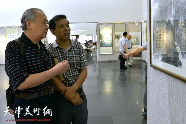 图为王振德、徐庆举在画展现场。