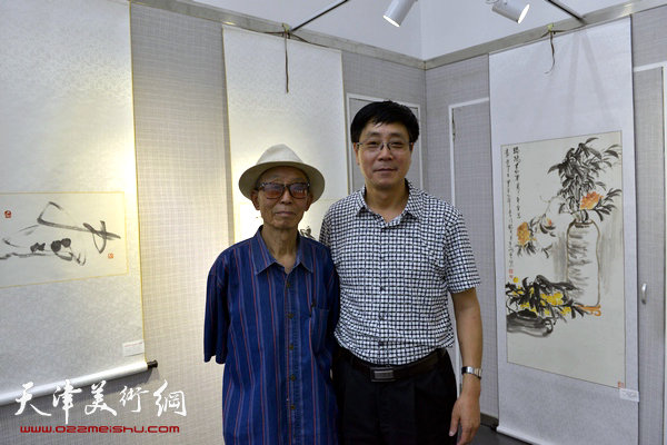 图为李克玉、高天武在画展现场。