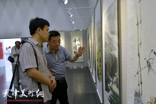 图为张洪春在画展现场。