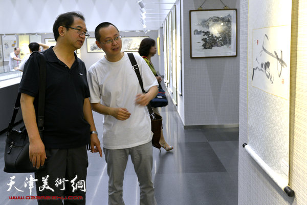 图为顿子斌、杨彦辉在画展现场。