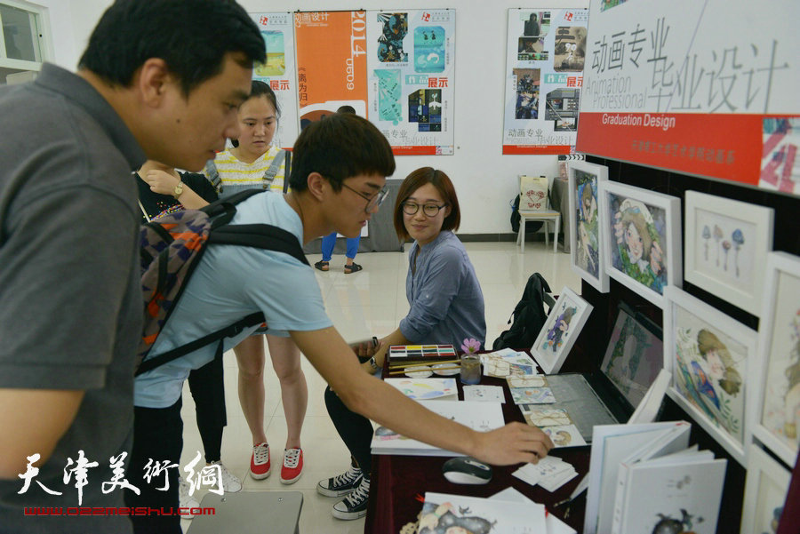 天津理工大学艺术学院2014届毕业设计作品展开幕，图为展览现场。