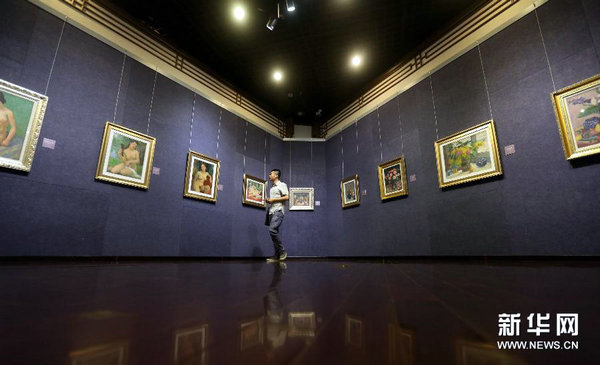 6月12日，一位记者在媒体开放日上参观潘玉良画作