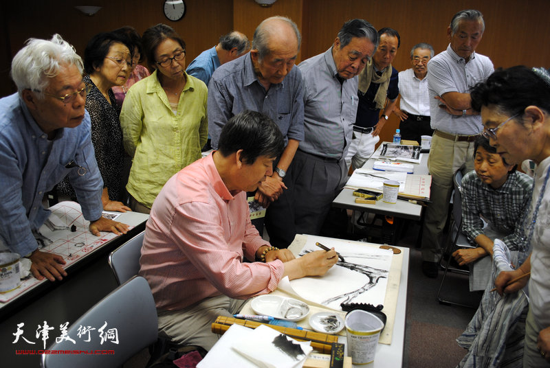 天津画家陈元龙东京讲学，图为为日本学员指导作品