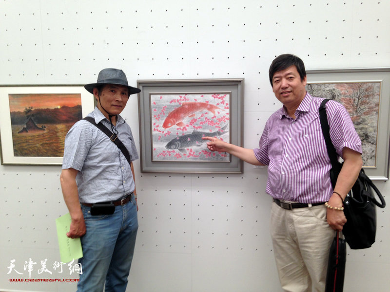 天津画家陈元龙东京讲学，图为陈元龙与日本友人一起观展