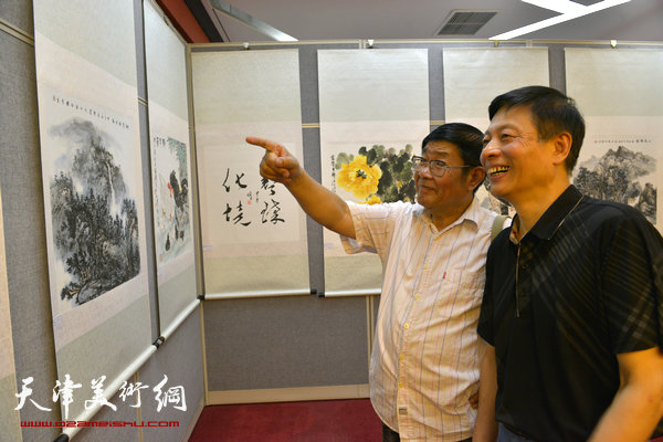 图为孙玉田、阎维海在画展现场。