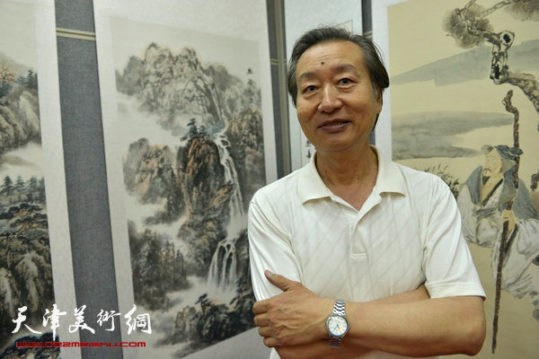 图为刘家城与他的展出作品：《幽谷鸣泉》。