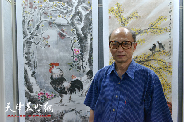 图为赵先忠与他的展出作品：《写意大吉图》。