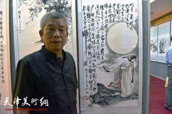 图为彭如石与他的展出作品：《苏轼诗意图》。