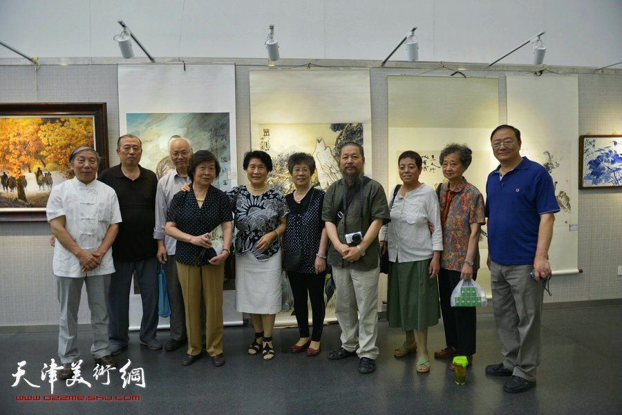 天津工艺美院616艺术沙龙美术作品邀请展举行，图为谷应、董嘉田、韩富华等参展作者在展厅。