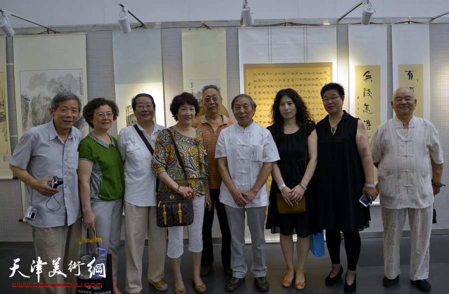 天津工艺美院616艺术沙龙美术作品邀请展举行，图为董嘉田等部分参展作者在展厅。