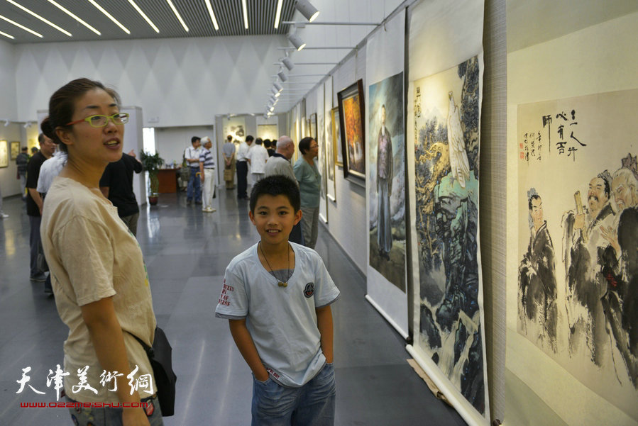 天津工艺美院616艺术沙龙美术作品邀请展举行，图为展览现场。