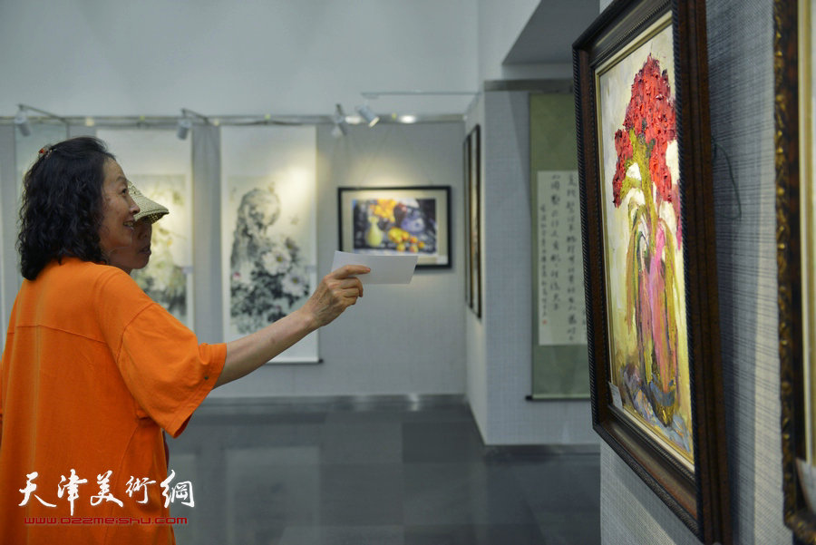 天津工艺美院616艺术沙龙美术作品邀请展举行，图为展览现场。