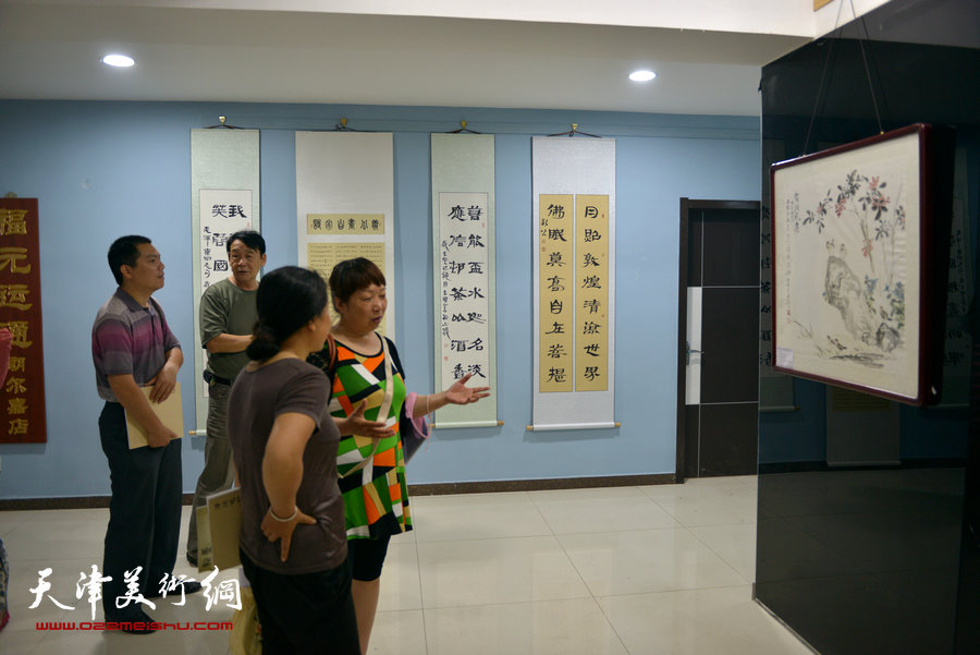 “津沽风韵书画展”在古城保定勐之郎艺术馆举行。图为书画展现场。