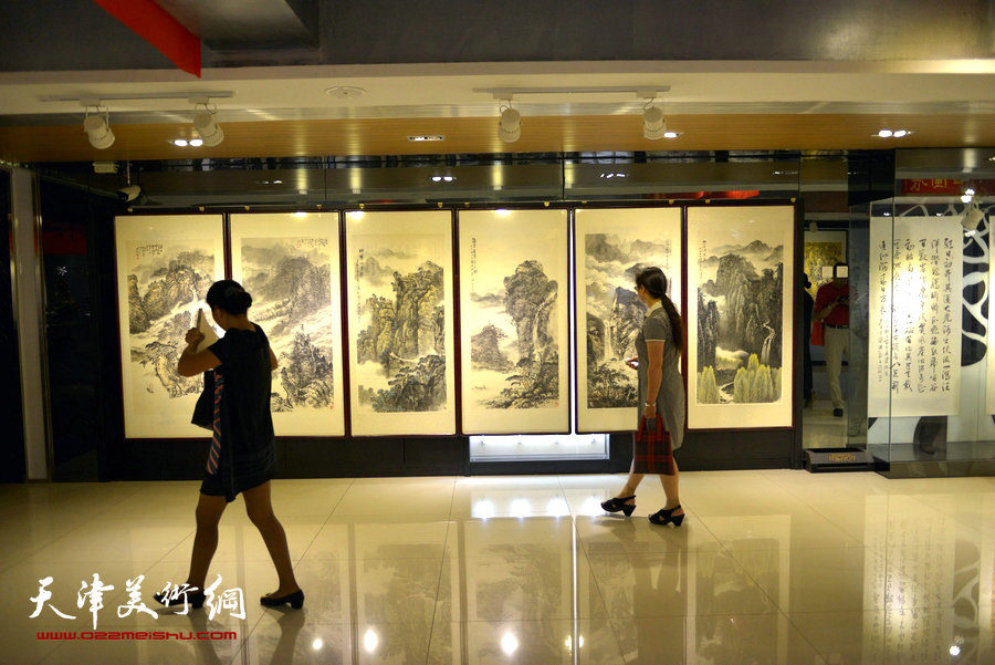 “津沽风韵书画展”在古城保定勐之郎艺术馆举行。图为书画展现场。