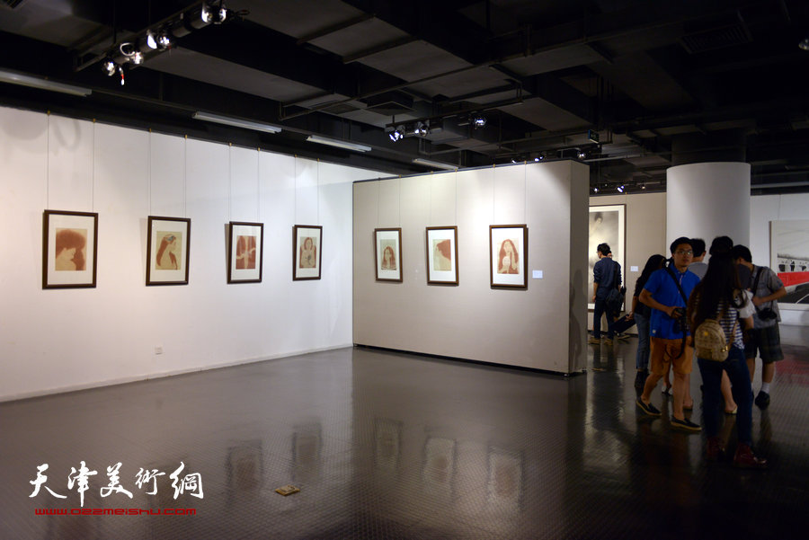 天津美术学院2014届毕业生优秀作品展6月23日举行 图为展厅一角