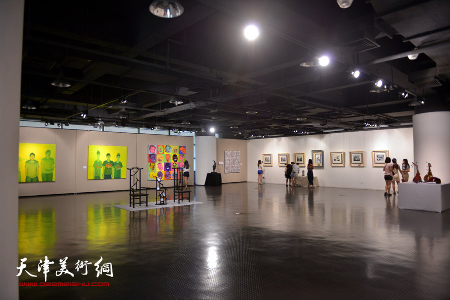 天津美术学院2014届毕业生优秀作品展6月23日举行 图为展厅一角