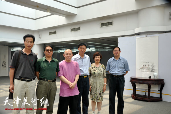 隋牟作品展6月24日在滨海新区开幕,图为隋牟与李孝萱等嘉宾在现场。