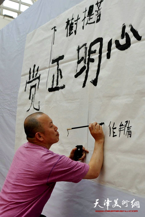 隋牟作品展6月24日在滨海新区开幕，图为隋牟在展览现场。