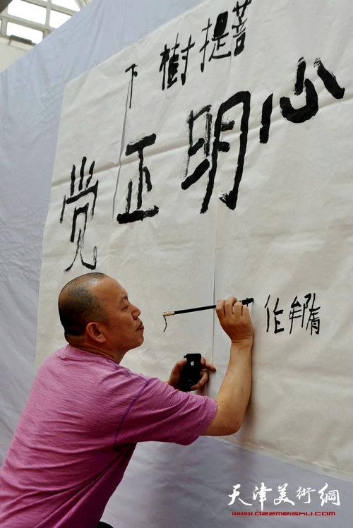 隋牟作品展6月24日在滨海新区开幕,图为隋牟在展览现场。