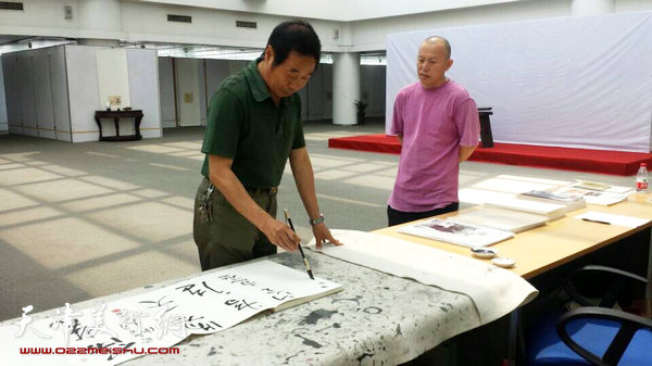 隋牟作品展6月24日在滨海新区开幕，图为李孝萱、隋牟在展览现场。