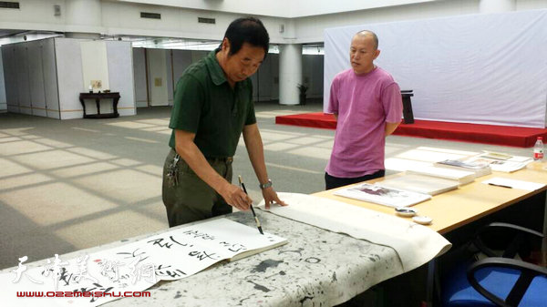 隋牟作品展6月24日在滨海新区开幕,图为李孝萱、隋牟在展览现场。