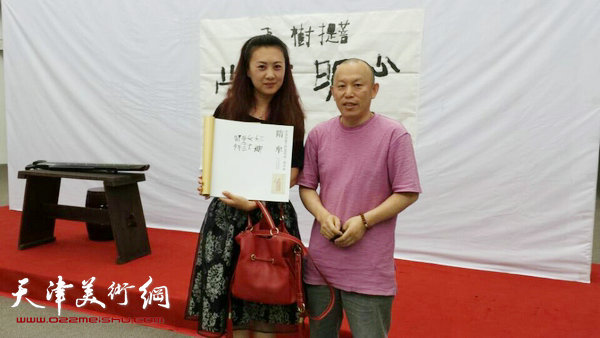 隋牟作品展6月24日在滨海新区开幕,图为隋牟与观众在展览现场。
