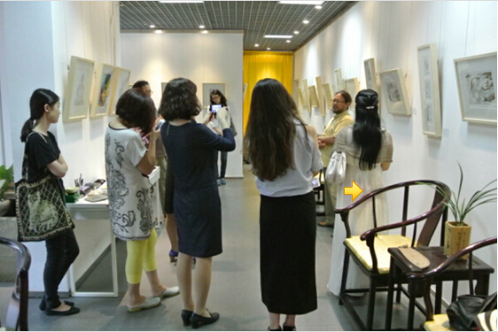 艺术家嘎玛·多吉次仁（吾要）在展览现场和版画、藏书票爱好者一起进行了交流