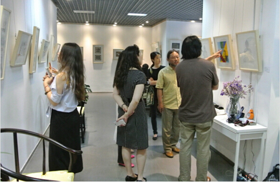 艺术家嘎玛·多吉次仁（吾要）正在为朋友及艺术爱好者介绍他的版画作品